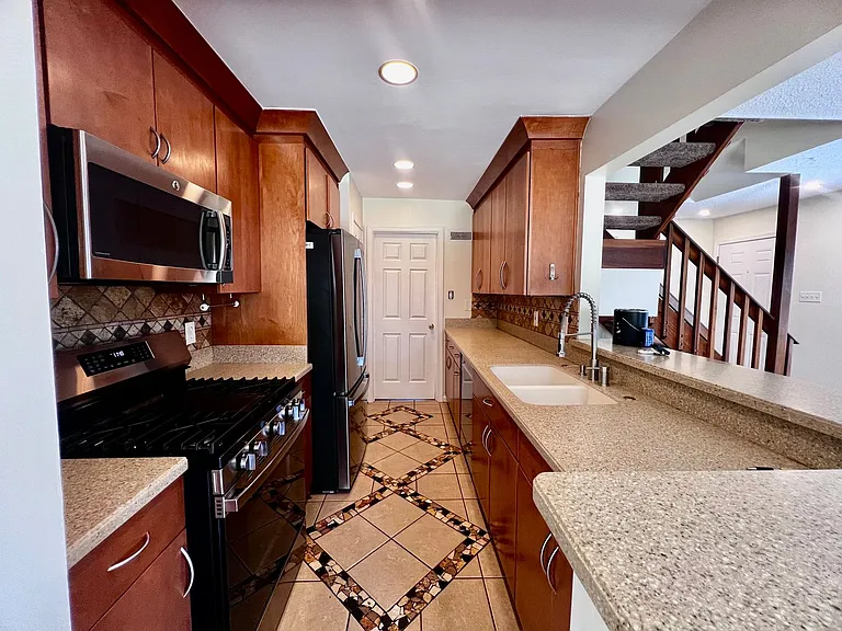 1611 Slidell Ln — Photo 6