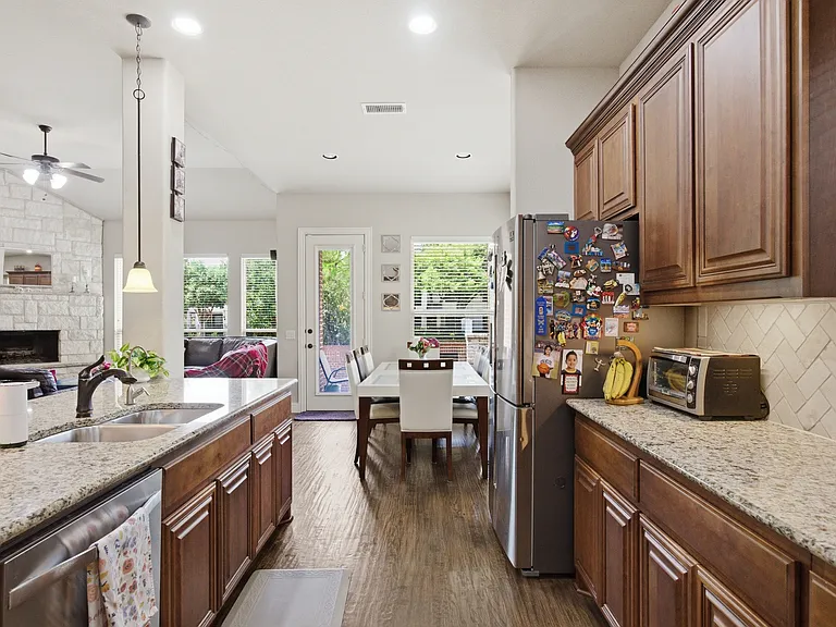 2304 Lynbridge Cir — Photo 10