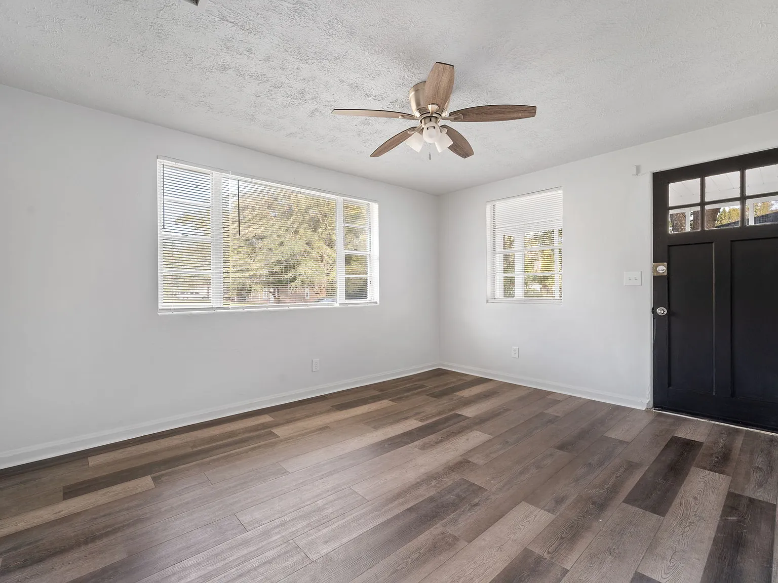 3 bed, 1055 sqft, $1,400 — Photo 2