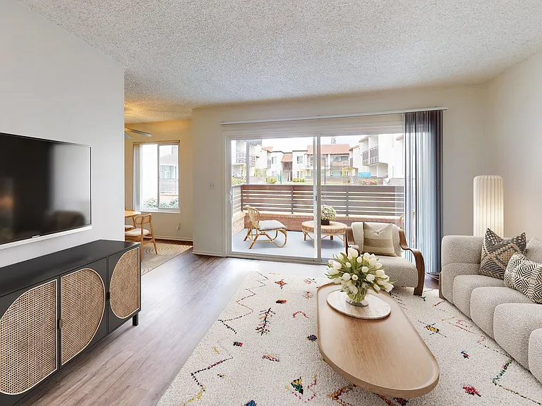 Huntington Vista — Photo 10