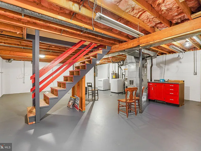 629 Lancaster St — Photo 37