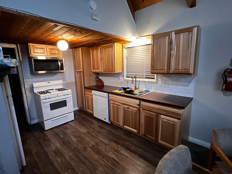 858 Pine Ln — Photo 4