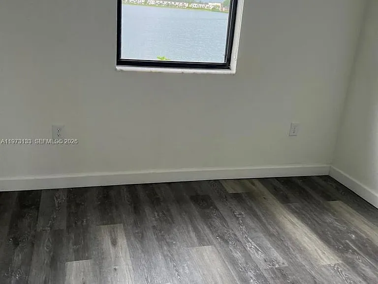 20564 NE 5th Pl — Photo 2