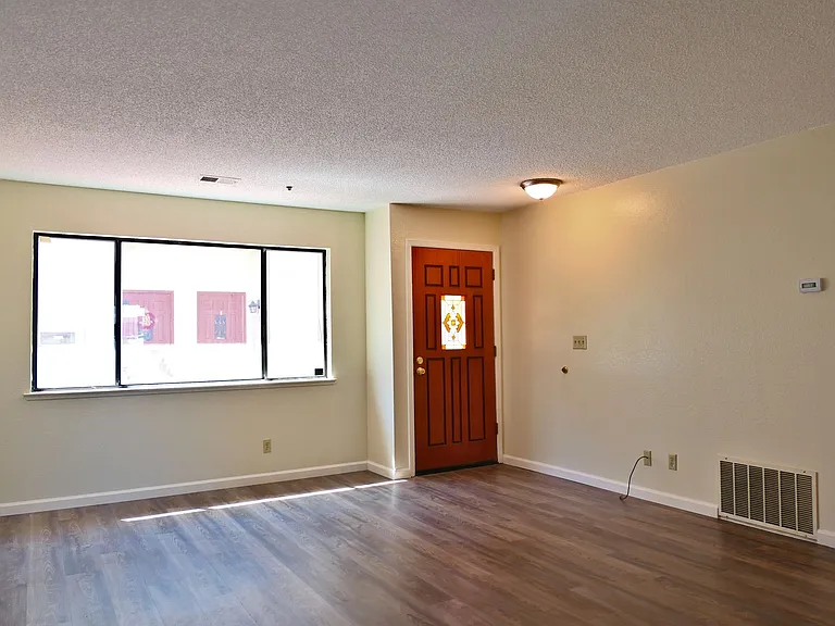 695 S Knickerbocker Dr #6 — Photo 3