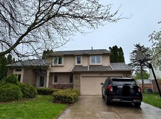 25392 Surrey Ln, Farmington Hills, MI 48335