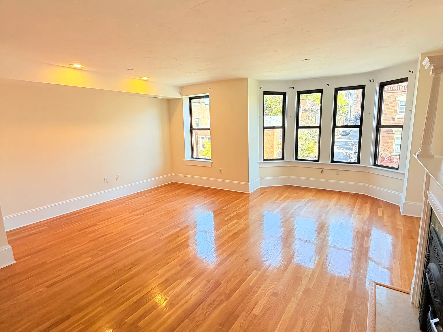 2 bed, 1.5 bath, 9999 sqft, $3,895 — Photo 3