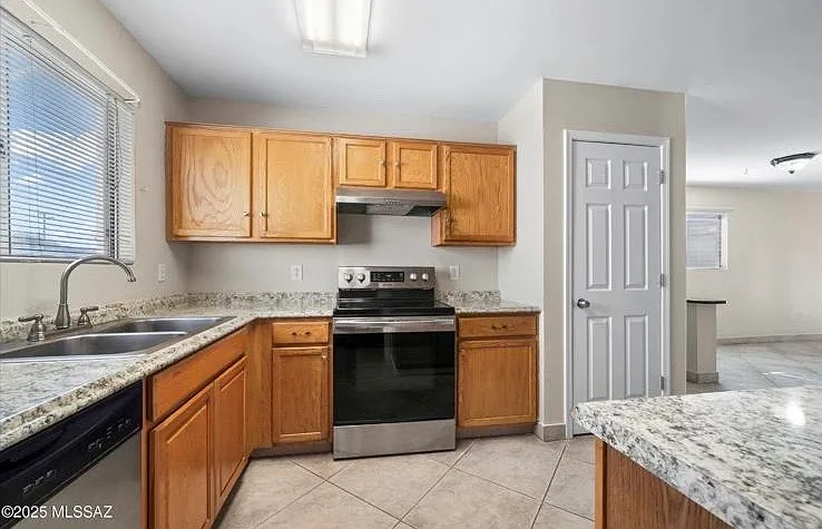 1670 W Bitter Orange St — Photo 3