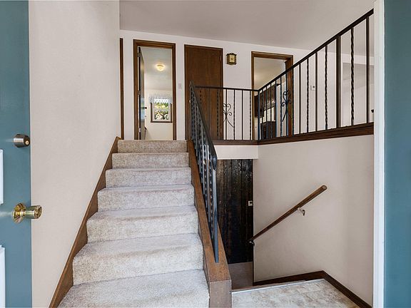 4th image of 220 Cliffview Dr