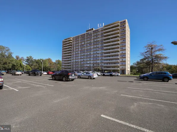807 Barclay Towers Walk, Cherry Hill, NJ 08034