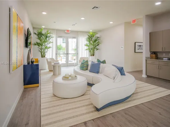 610 NE 2nd St #305, Dania Beach, FL 33004