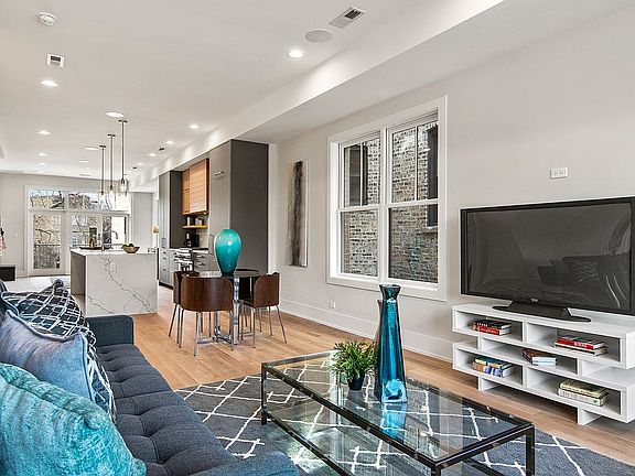 3rd image of 1909 W Schiller St #2W