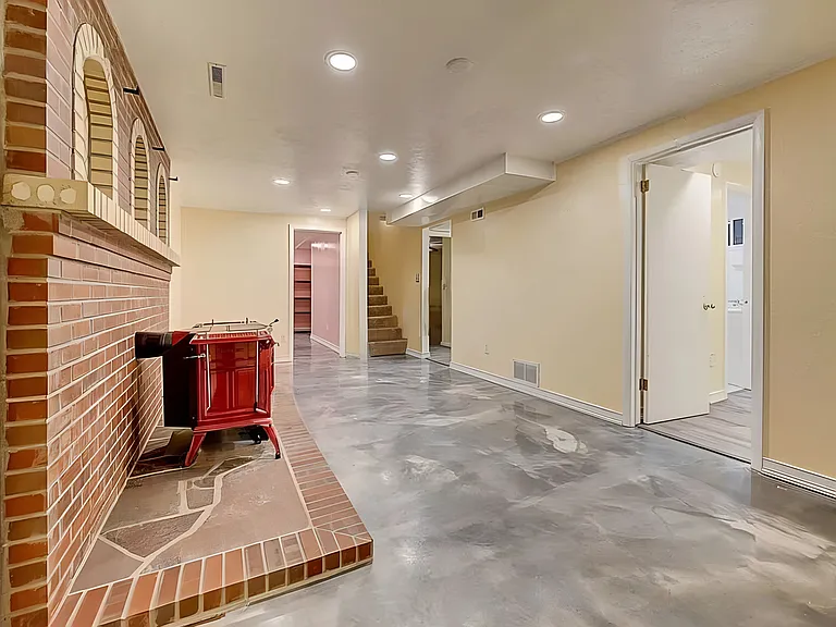 34 N Garland Ave — Photo 20