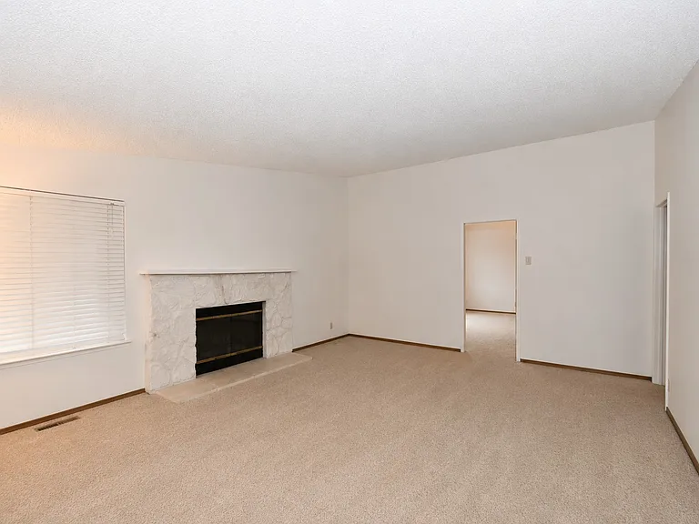 2212 Wabash Cir — Photo 3