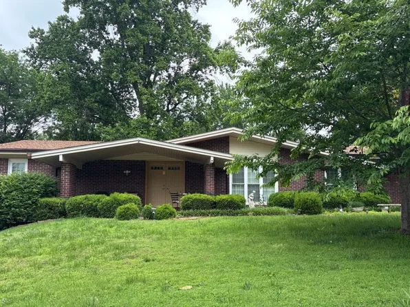 3 Country Club Ct, Florissant, MO 63033