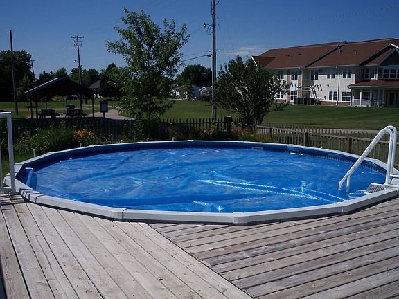 swimming pool/deck