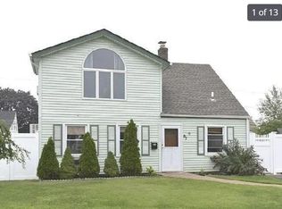 87 Cotton Ln, Levittown, NY 11756