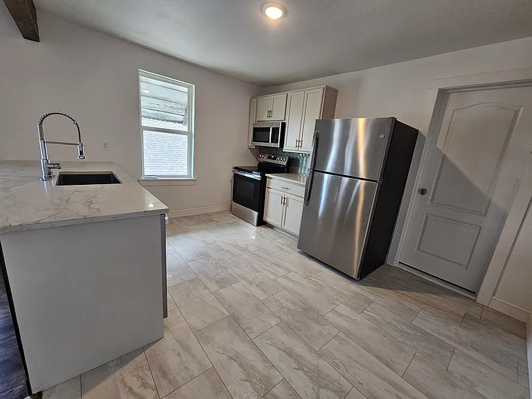 627 W Crawford St #202 — Photo 12