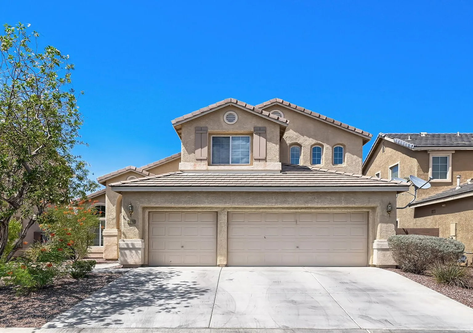 Spacious 4-Bedroom Home with 3-Car Garage & Mountain Views — Photo 2