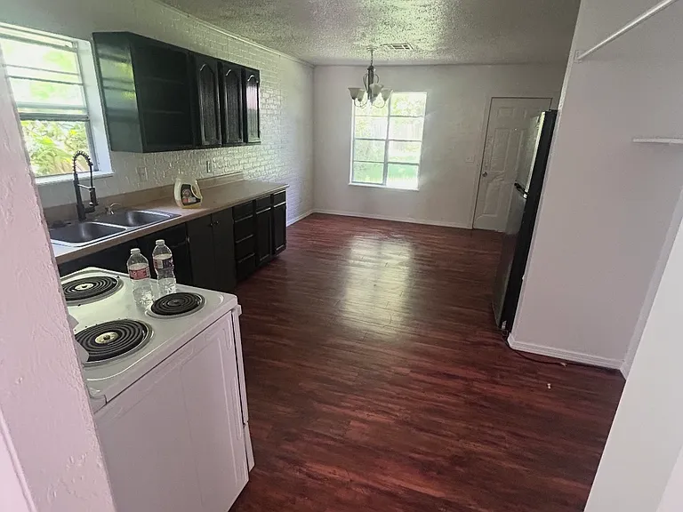 233 S Draper Ave — Photo 3