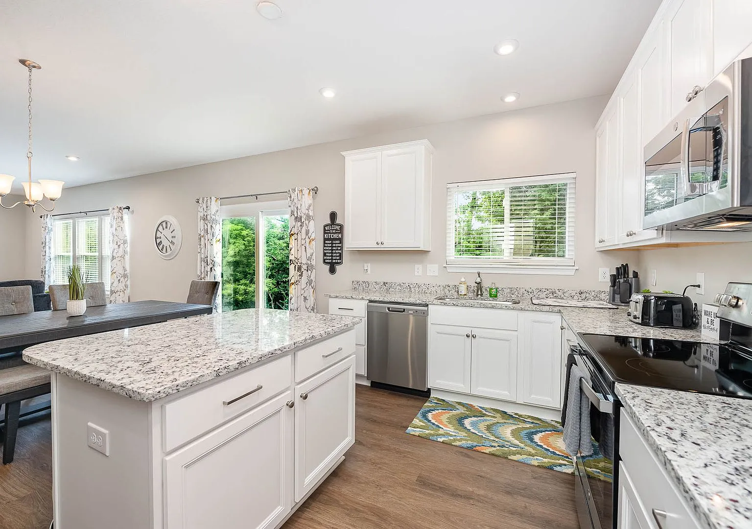 Fully furnished brand new construction. Luxury in HOA with pool — Photo 2