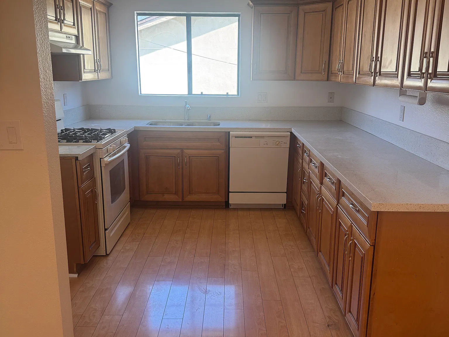 3 bed, $3,200 — Photo 2