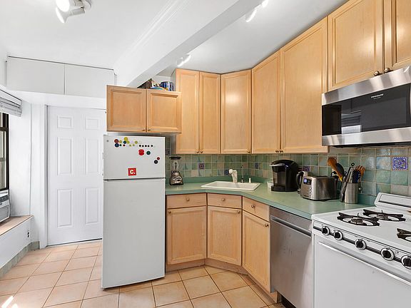 5th image of 544 E 11th St APT 4B