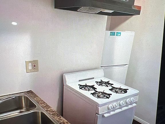 4th image of 826 N Vendome St #1