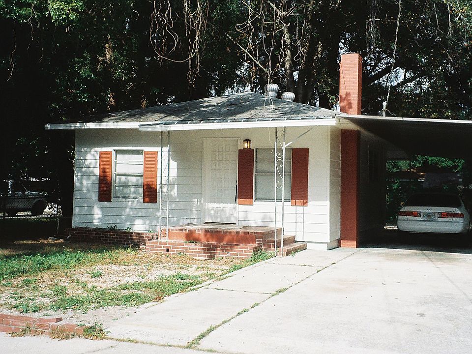 FRONT OF HOUSE