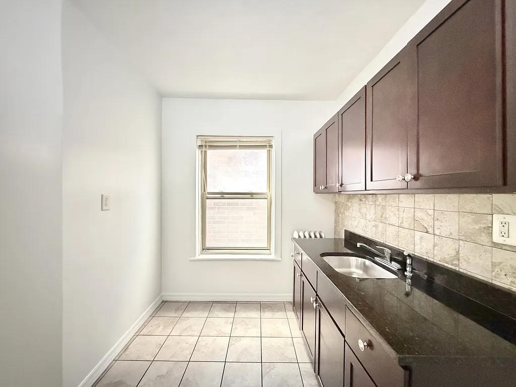 Astounding Studio, 1 Bath at Magnolia + Devon (Rogers Park) — Photo 4