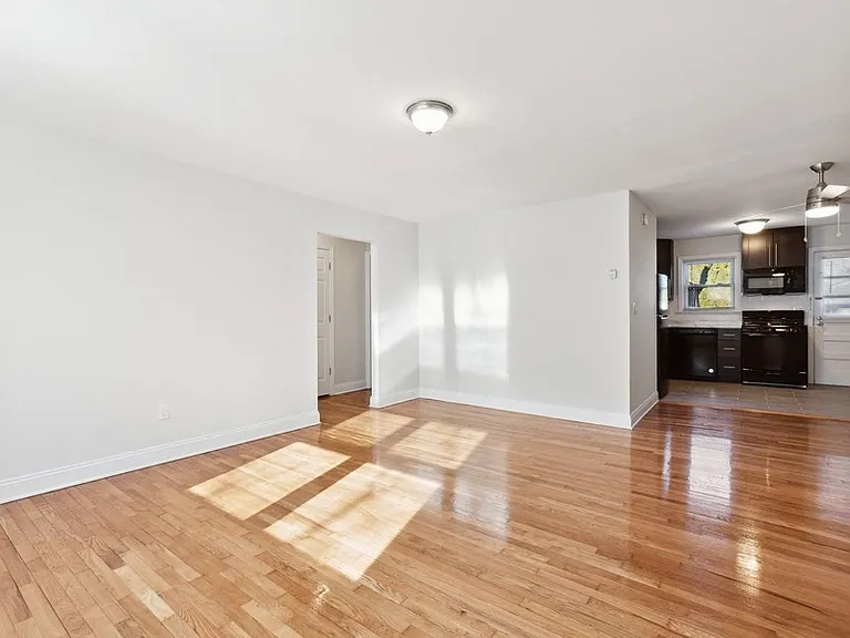 Sherwood Court Apartments — Photo 6
