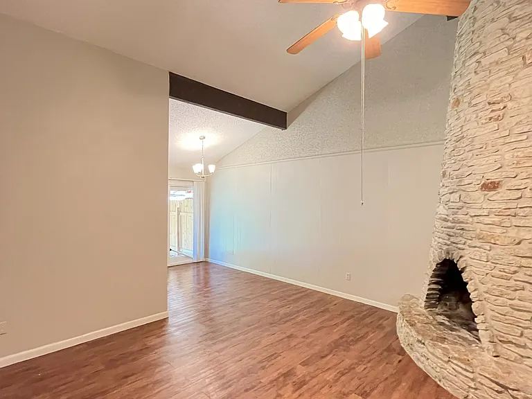 1205 Glenda Dr — Photo 2