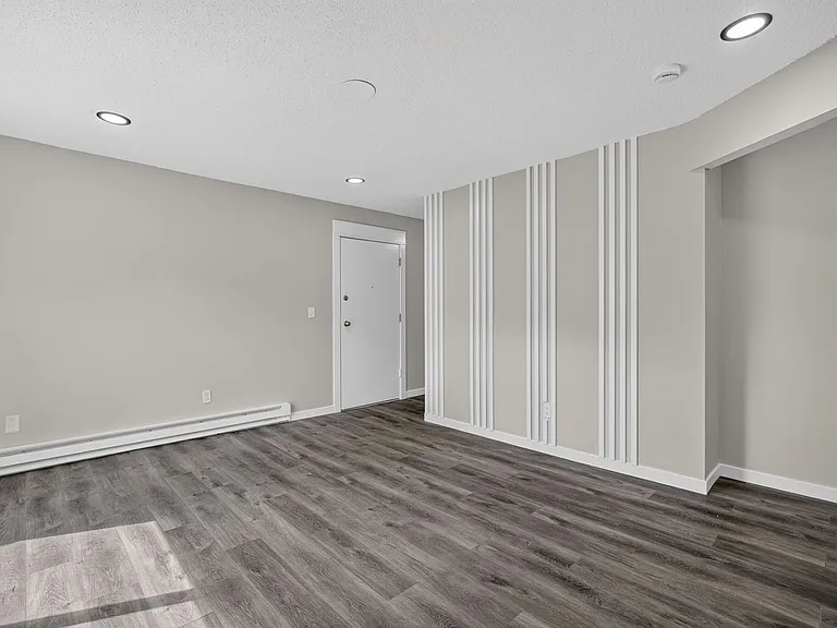 2bed 1 bath Unit in quiet Clive location — Photo 24