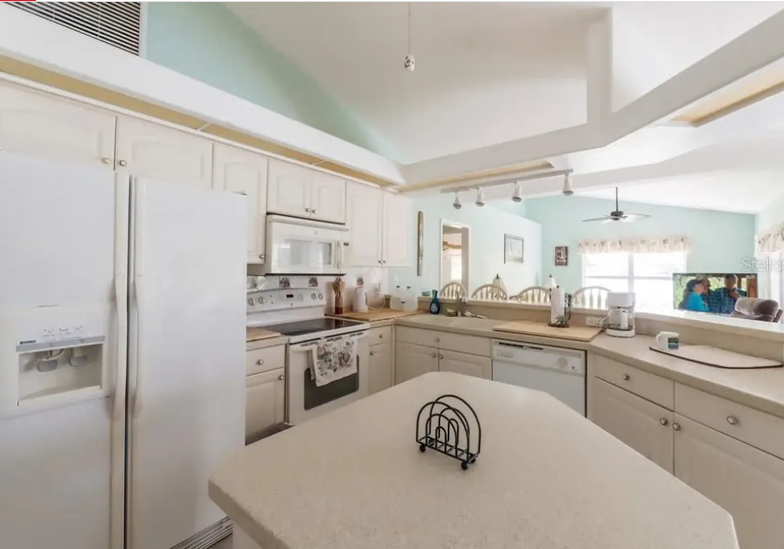 $5,495/month -- Beautifully Furnished Pool Home Seasonal Rental ** Lakefront Views ** Just minute... — Photo 4