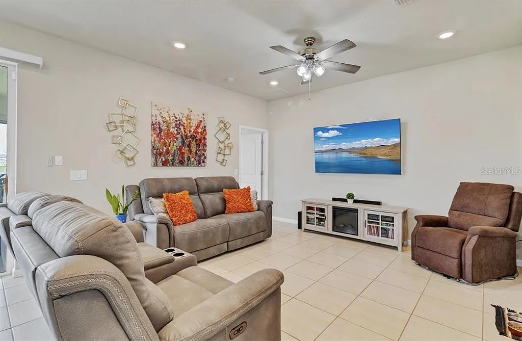 4 bed, 2.0 bath, 1580 sqft, $2,890 — Photo 4