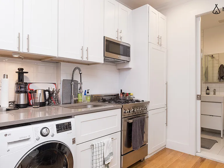 236 E 24th St #1B — Photo 3
