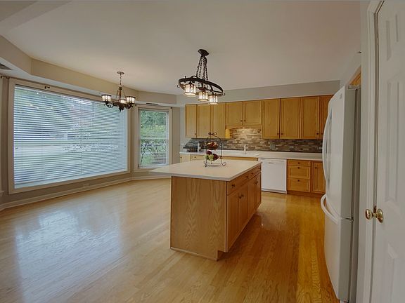 4th image of 200 N River Ln Unit 106