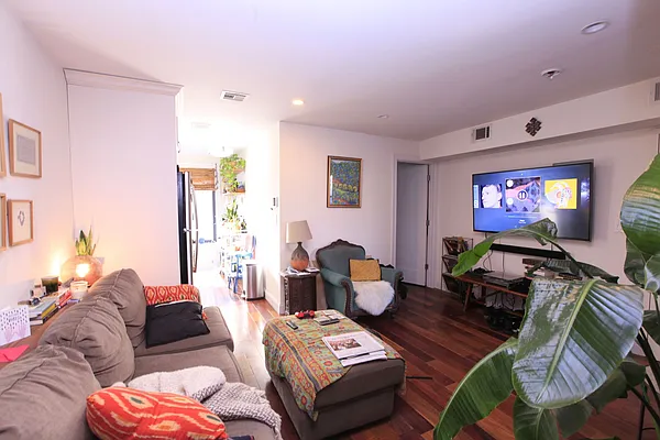 Rented by Massada Home Sales Inc | media 14