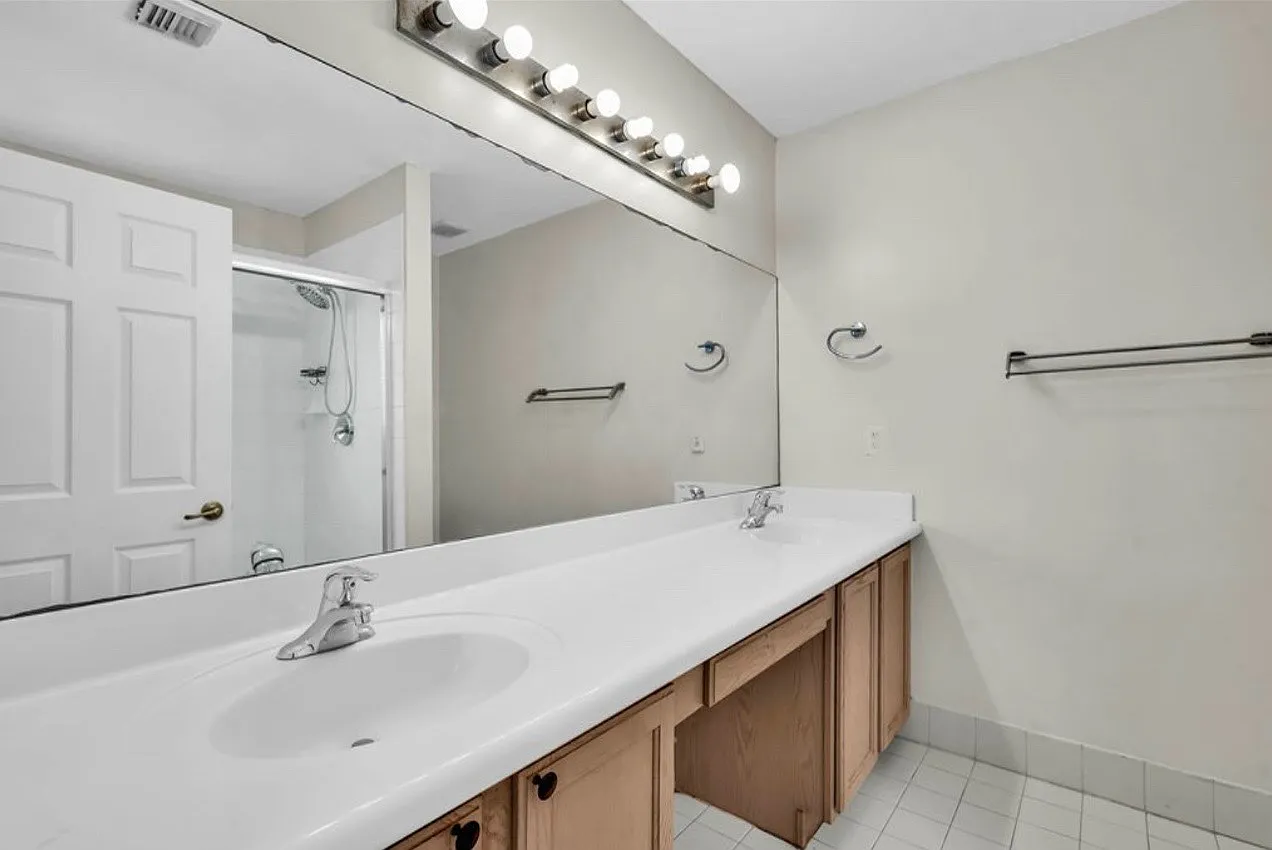 3 bed, 2.5 bath, 2120 sqft, $2,600 — Photo 2