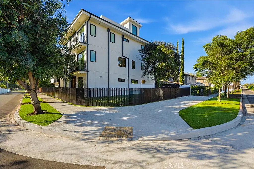 4 bed, 4.5 bath, 2200 sqft, $5,950 — Photo 2