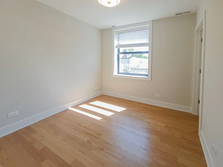 2020 1/2 W Montrose Ave #2C — Photo 3