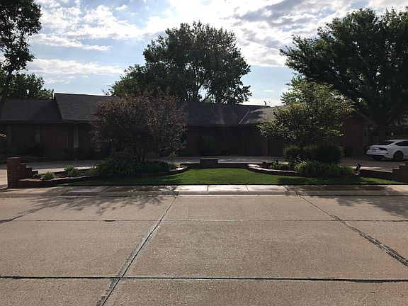 2nd image of 2421 Lilac Dr