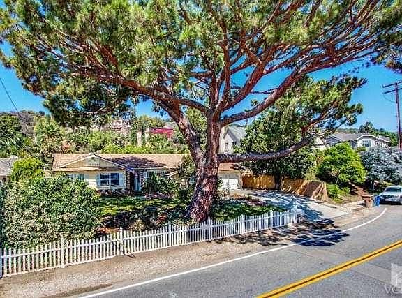 3rd image of 905 Mesa Dr