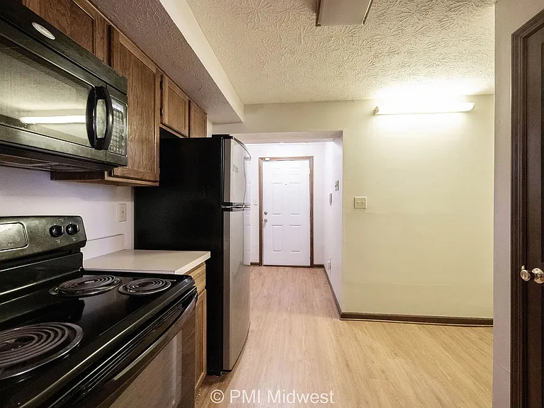 Parkway Apartments — Photo 9