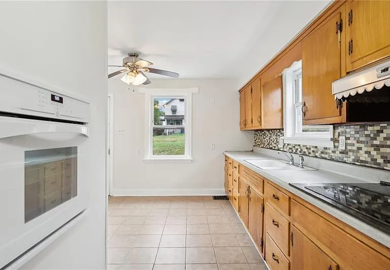 328 James St — Photo 16