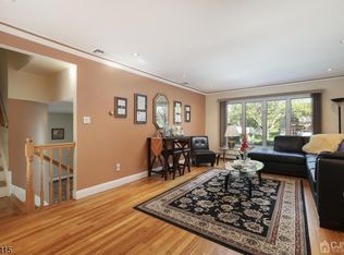 3 Canary Dr, Edison, NJ 08820