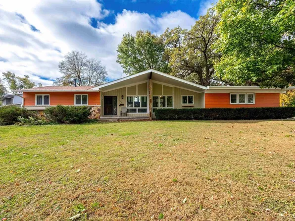 4449 Royal Oaks Dr, Davenport, IA 52806