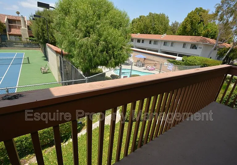 564 Rosewood Ave — Photo 15