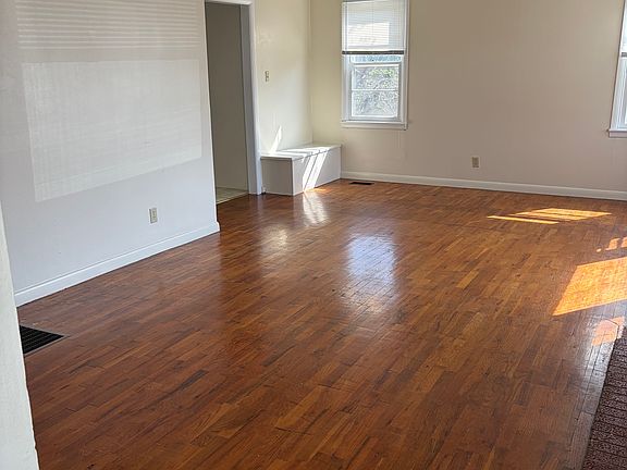 2nd image of 902 Ridgeview Rd