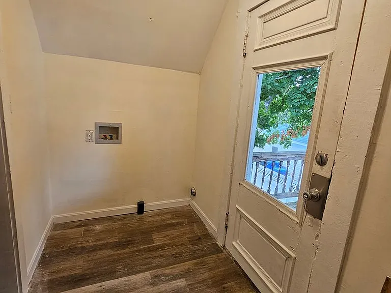605 Hall St — Photo 9