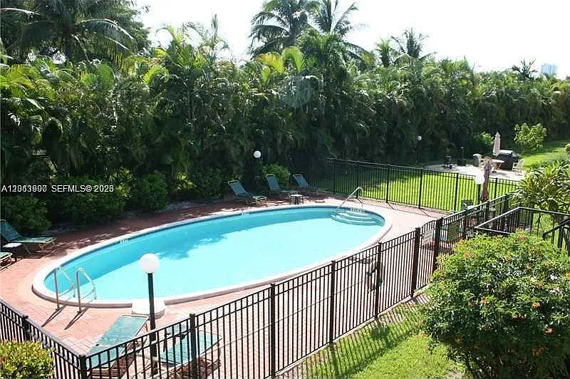 Town & Country Apts Condo — Photo 4